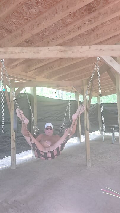 Caliente y desnuda en mi columpio con una polla gay caliente.