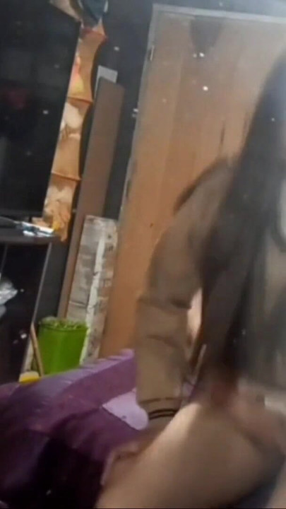"그녀는 항상 숙제로 도와달라고 부탁해... 내 자지를 빨아주는 게 유일한 조건"이라 했다.