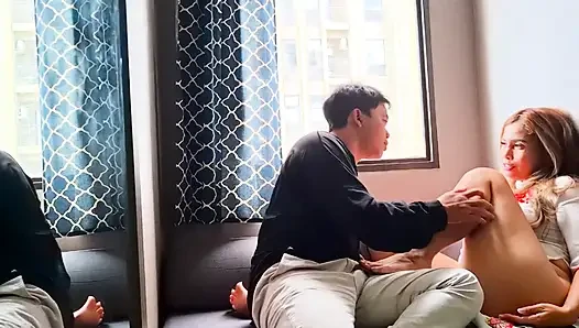 Eşim araya giriyor, ben evden çalışırken ve onunla seks yapıyorum
