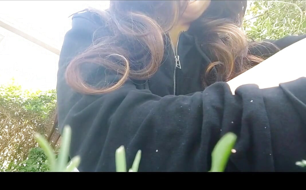 Gördüğüme inanamıyorum! Chantal burps, pees ve daha fazlası bir parkta!