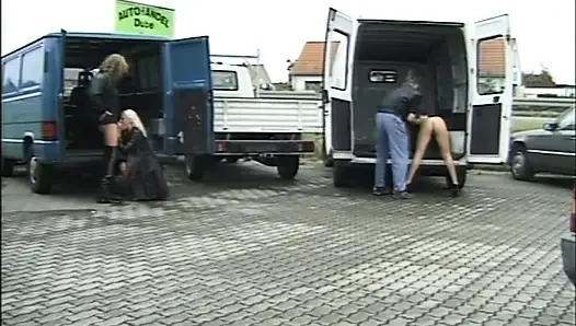 Kirli orta yaşlı seksi kadınlar ve genç azgın sürtükler açık havada büyük klasik yaraklarla sikiliyor (tam film)