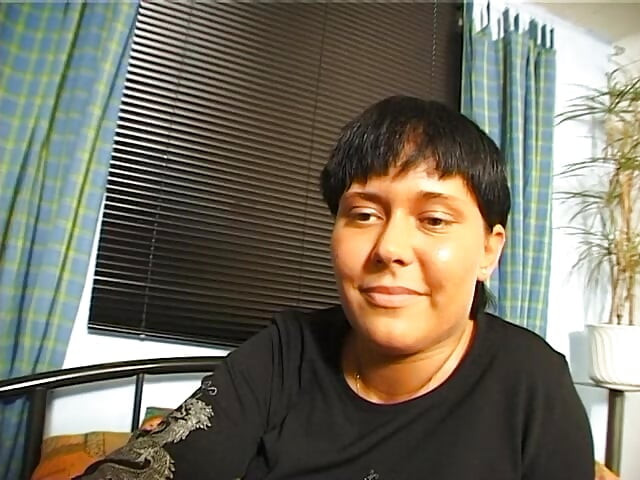 Curvă brunetă care se masturbează înainte de a face o muie minunată