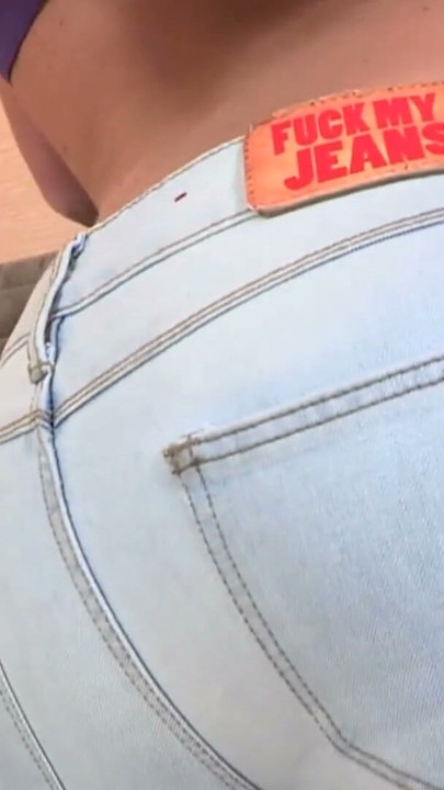 La universitaria rubia hot en jeans ajustados abriendo las nalgas! | Clip 1