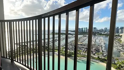 Di suite hotel tepi pantai Waikiki kami