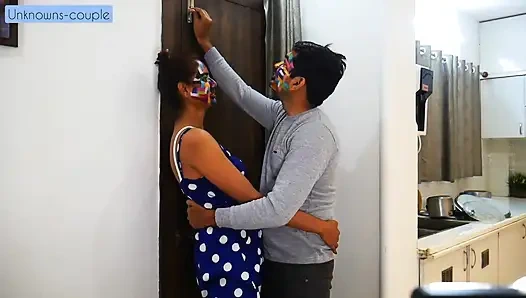 Бойфренд берет девушку в его пустом доме, чтобы насладиться Valantine