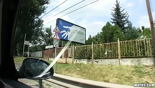 Невпопадные тинки - венгерская брюнетка Angel Hot получает камшот на лицо на обочине дороги