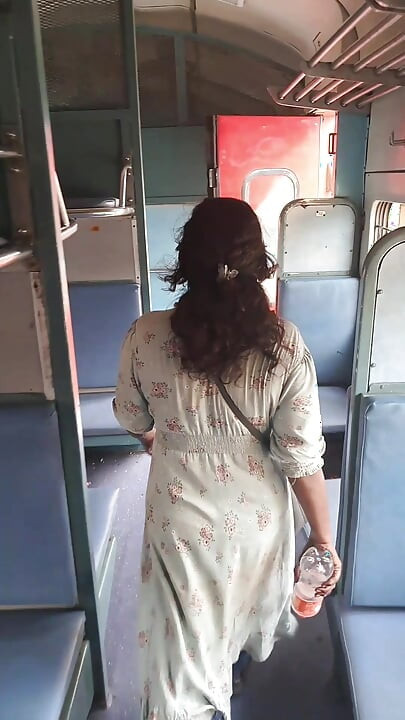 🥵SEX INDIAN TRAIN Bhabhi proaspăt căsătorită seduce de iubitul ei obraznic devar pe pat