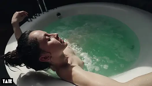 geile hure im whirlpool von einem großen weißen schwanz gefickt