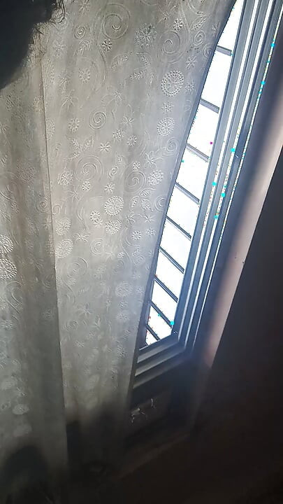 ぽっちゃり娘が毛深いオマ○コを触る