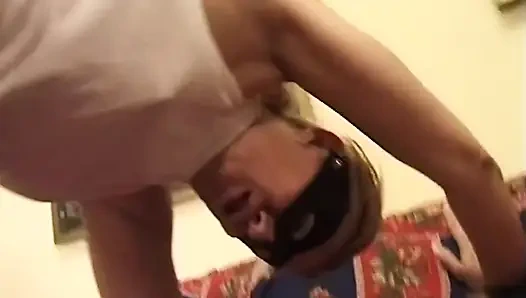 Милфа с завязанными глазами текущая мокрая от интенсивного траха пальцами и сидения на лице