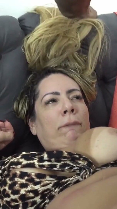 Tyk blond cougar Susie nyder intens DP-sex med blikkenslagere | Klip 2