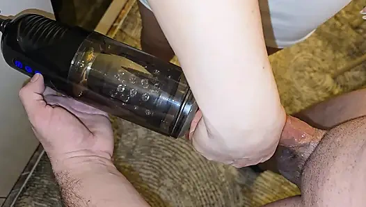 Она помогает отчиму эякулировать