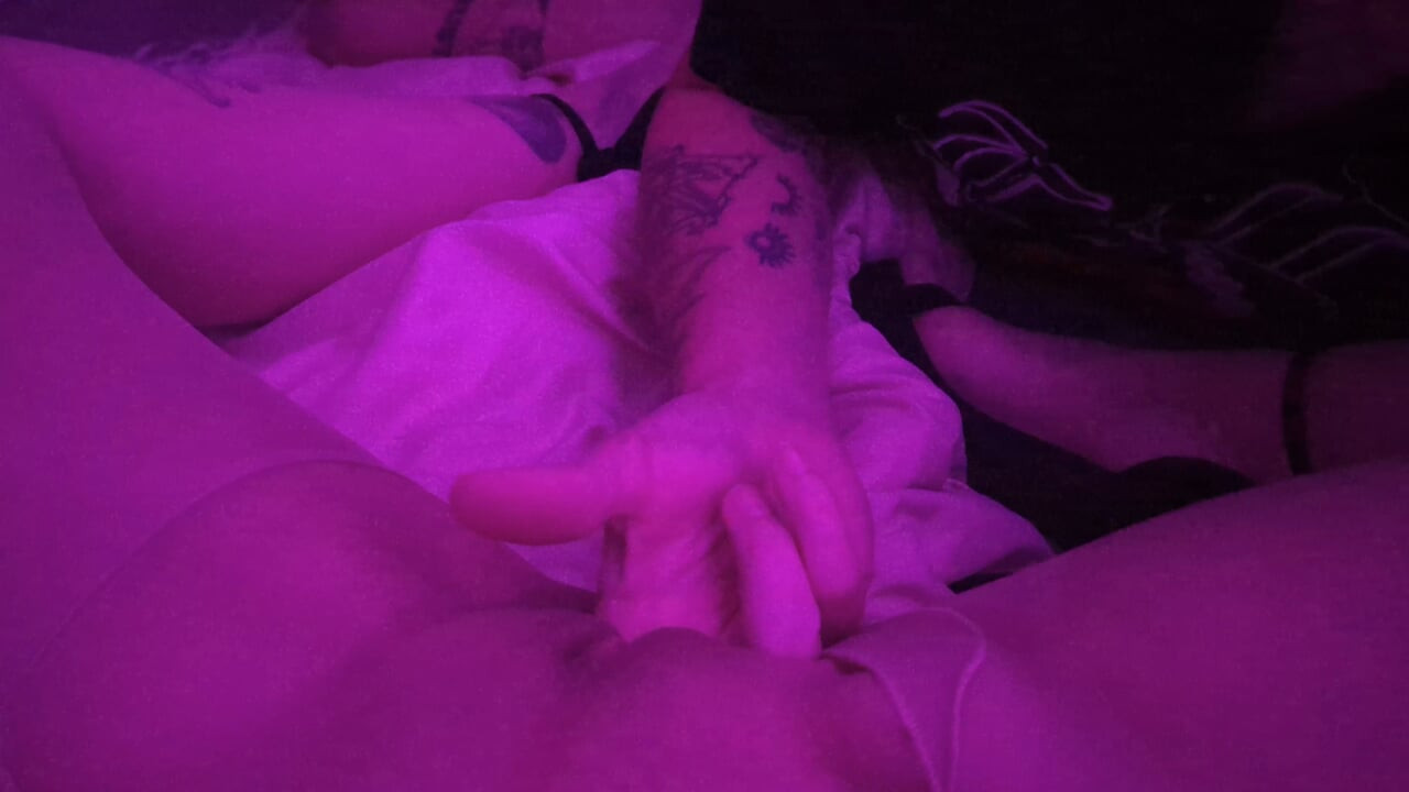 Babe nylon bersepatu hak tinggi squirt dan di-fuck oleh kontol besar