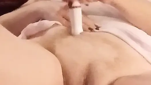 Tante seksi ini lagi asik cukur bulu jembutnya!