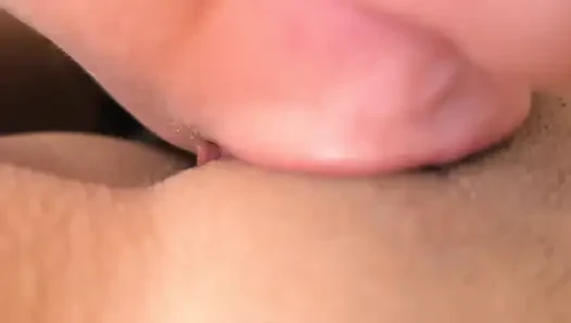 Ich lasse meinen kollegen mir beibringen, wie ich zum ersten mal muschi leckt