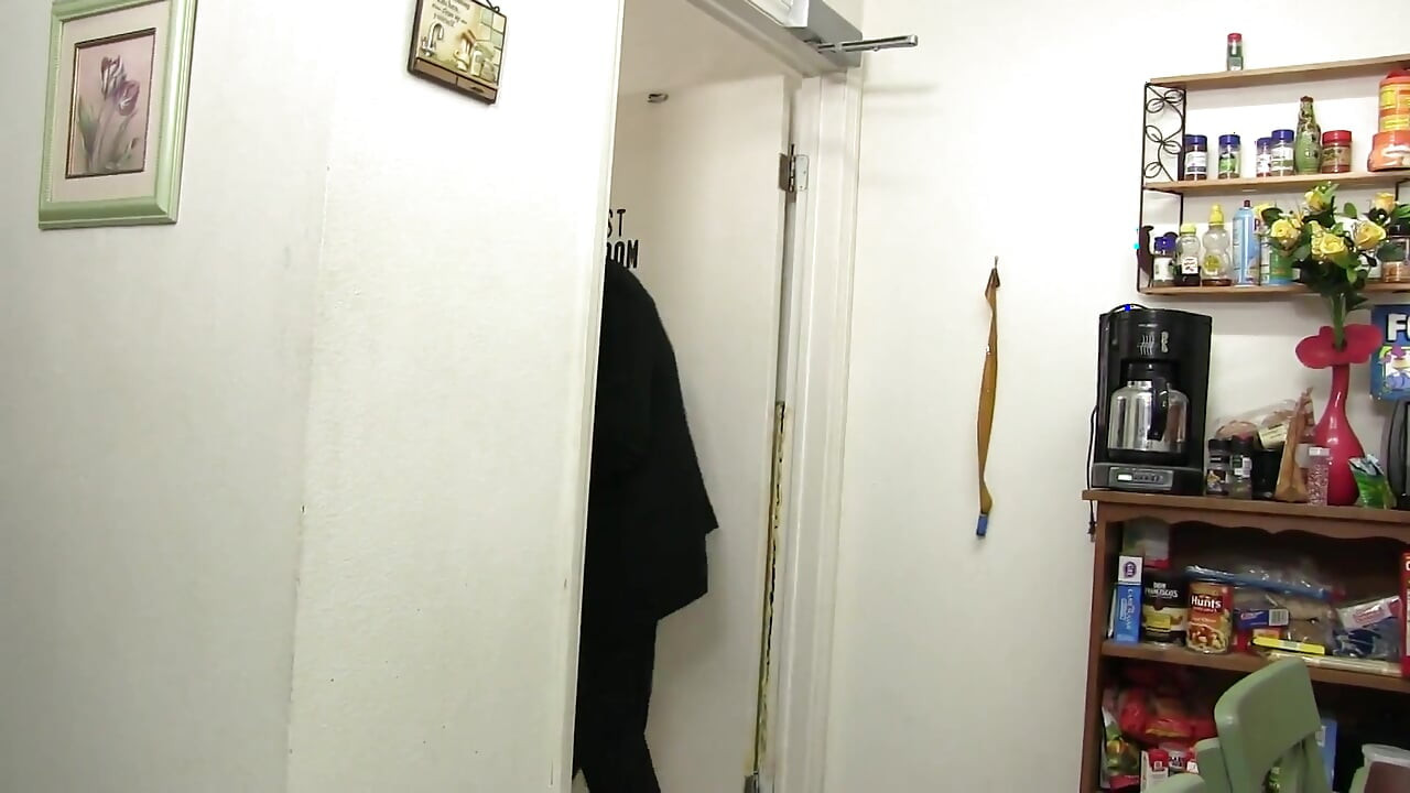 偷偷摸摸的老闆被抓到把攝像頭藏在豐滿金髮女郎更衣室