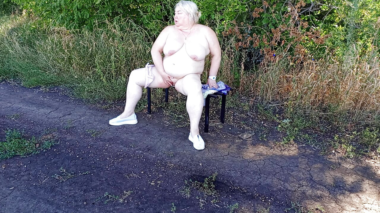 Susjeda u parku se svlači i masturbira do orgazma na klupi