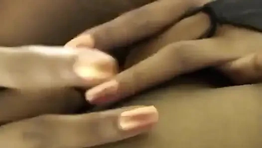 Geisha, ein schönes asiatisches Mestizo, chillen im Hotel nach ihrem Tag des Filmens