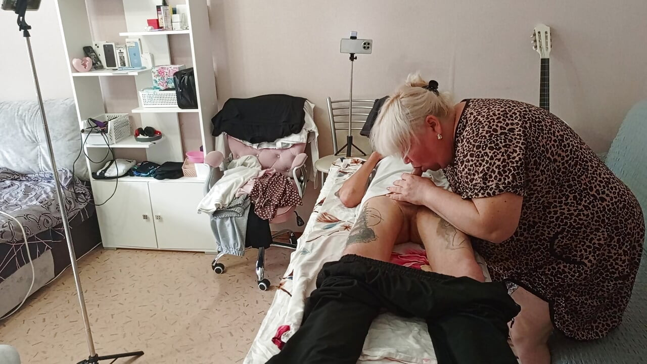 زوجة الأب تمتص وتهز من زبي على طاولة التدليك وتبتلع نائب الرئيس