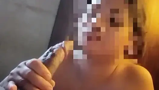 Sie lutscht meinen schwanz, bis alles trocken ist