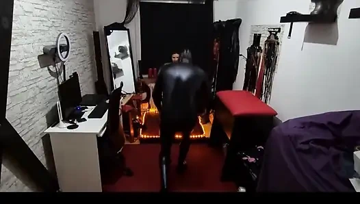 Залитая писсингом покорная лижет золотой дождь от зрелой домины