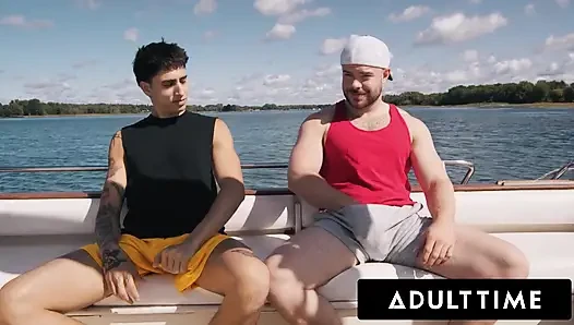 ADULT TIME - heteroseksüel arkadaşlar Marcus Mcneil ve Angel Elias hayal kırıklığı yaratan tekne gününü sert sikişe dönüştürüyor