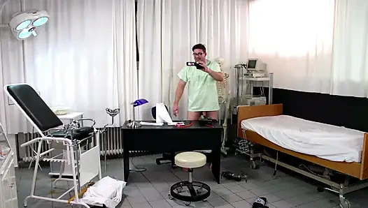 Sarışın Orta Yaşlı Seksi Kadın Çifte Penetrasyon Doktor Muayenesinde Sikişiyor