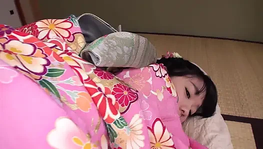 Japanisches schätzchen bekommt ihre enge haarige muschi mit heißem sperma gefüllt