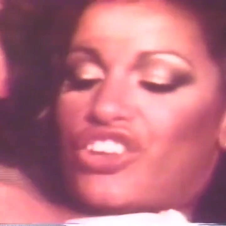 美国复古女同性恋为两个穿着性感丝袜的漂亮女同啪，他们喜欢舔阴