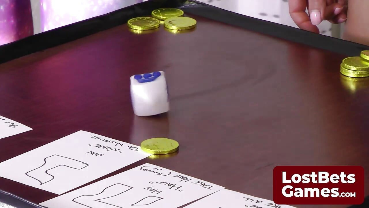 Üç muhteşem hatunla striptiz dreidel oyununu deneyimleyin