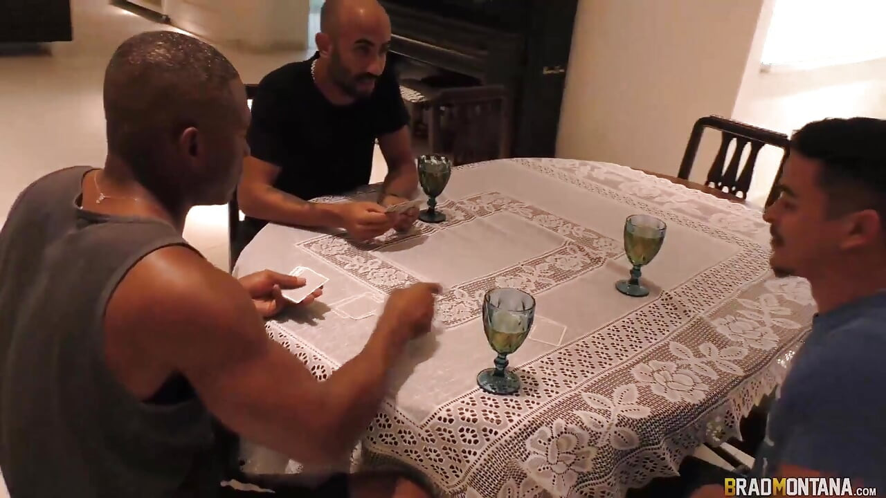 Cuckold oslobađa ženu dvojici prijatelja