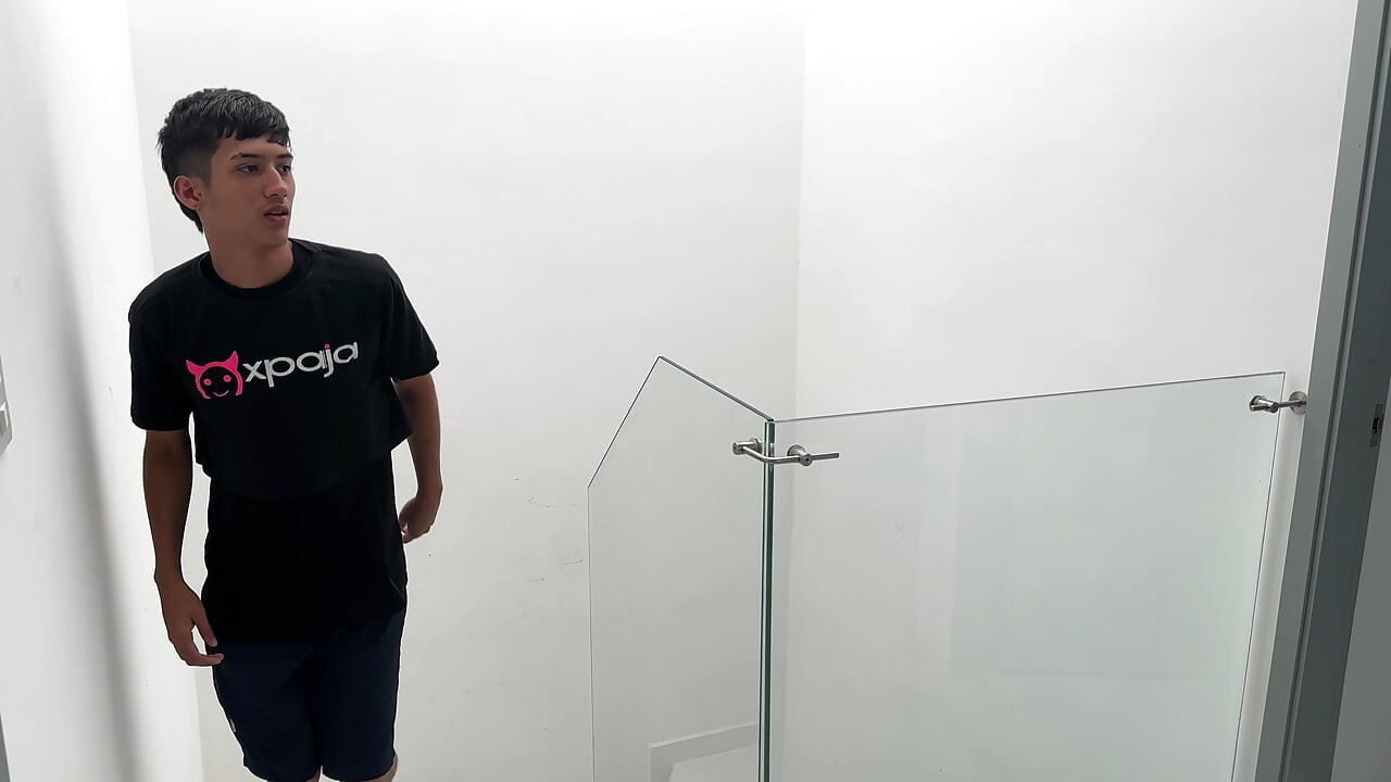 Eu confundo minha meia-irmã com tesão pensando que ela é minha namorada, eu acabo penetrando sua buceta fortemente até eu gozar nela.