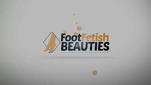 Atemberaubend wunderschöne katia casadei wendet lotion auf ihre sexy füße an