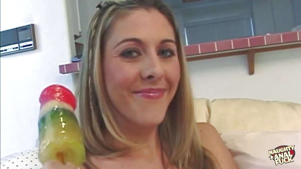 Kouřící sexy blondýnka a její nejlepší kamarádka si užívají anální vrtání ve trojce
