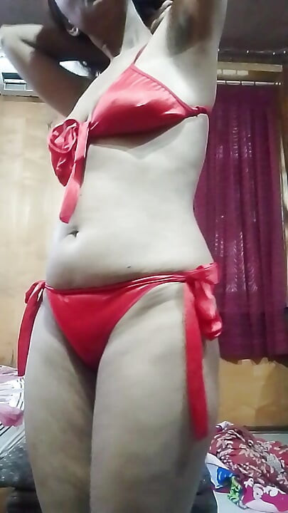 Chica india se quita la ropa