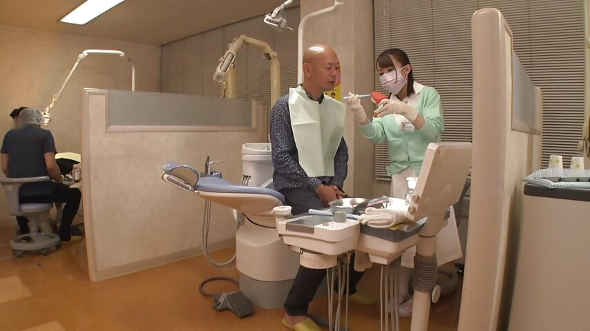 优雅的牙科保健员倾斜关闭