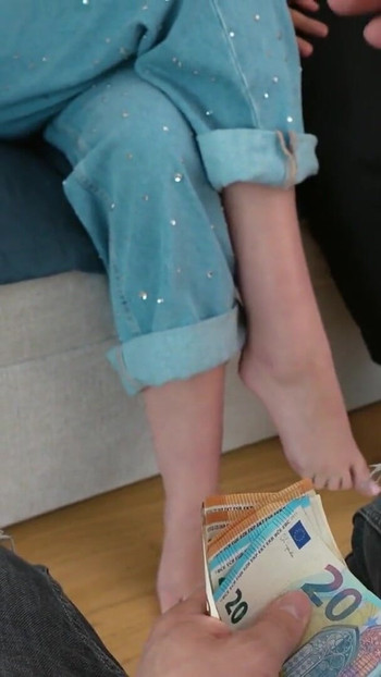 VIP4K. Si Dia menjolok pepeknya kepada orang asing dan membuat jam tangan teman lelakinya | Klip 1