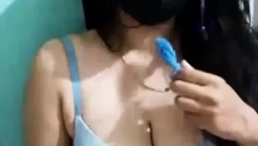 Ibu milf desi panas melakukan pertunjukan langsung menekan payudara