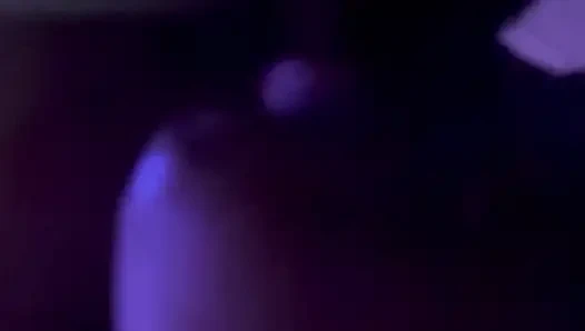 Cewek itu nyepong kontol besar itu