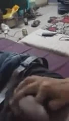 Ο Ινδός Dr. Dalveer Singh αυνανίζεται στην κάμερα