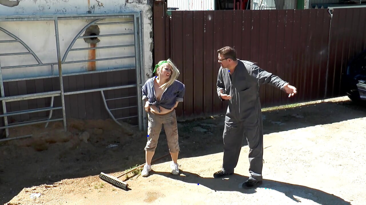 Büyük götlü sevimli sarışın kıllı amından sikiliyor