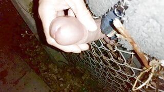 Outdoor-Masturbation, die durch den Zaun des Nachbarn kommt - Rockard Papi
