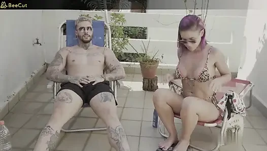 Er kam, um sonnenschutzmittel auf meinen körper zu setzen und ich konnte nicht widerstehen, ich hatte sex mit ihm genau da im club