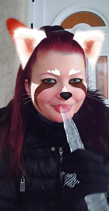 Une fille perverse Ana Liz suce une grosse en secret...