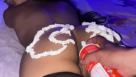 Kalçalarım onun doğum günü pastasıydı