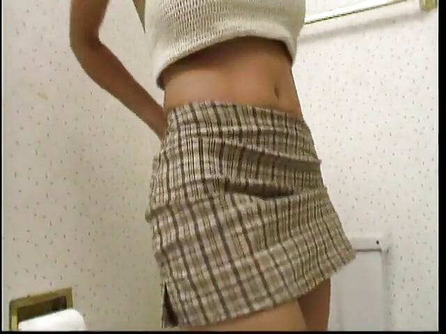 Belleza rubia caliente con grandes aldabas naturales Samantha Sterlyng perforadas en el baño
