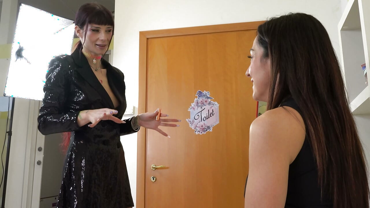 Nos bastidores, marido excitado fode a bunda da amiga da esposa.