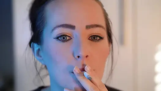 Cewek mungil ini lagi asik merokok - close up