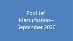 Masturbation au jet dans la piscine, septembre 2020