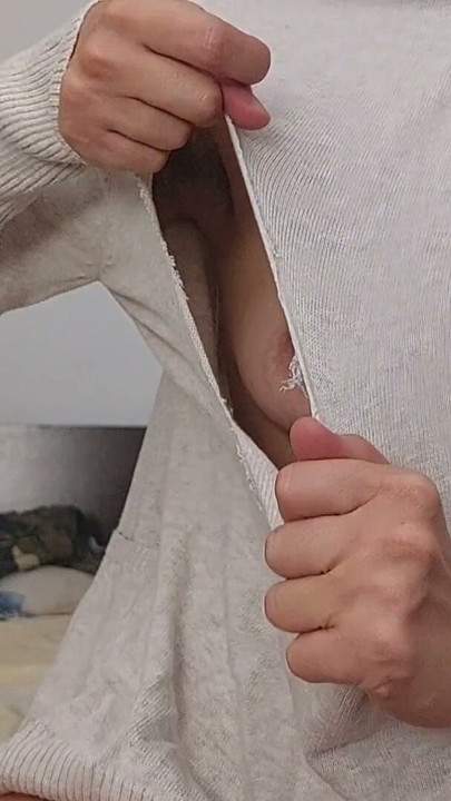 Prgava seksi milfa isprobava gola odeća. Dlakava latinska pička isprobava odeću u krevetu. | Klip 1